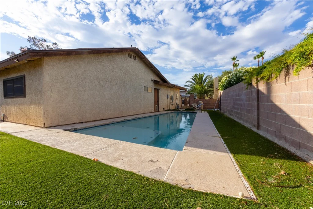 5881 Arandas, Las Vegas, NV 89103