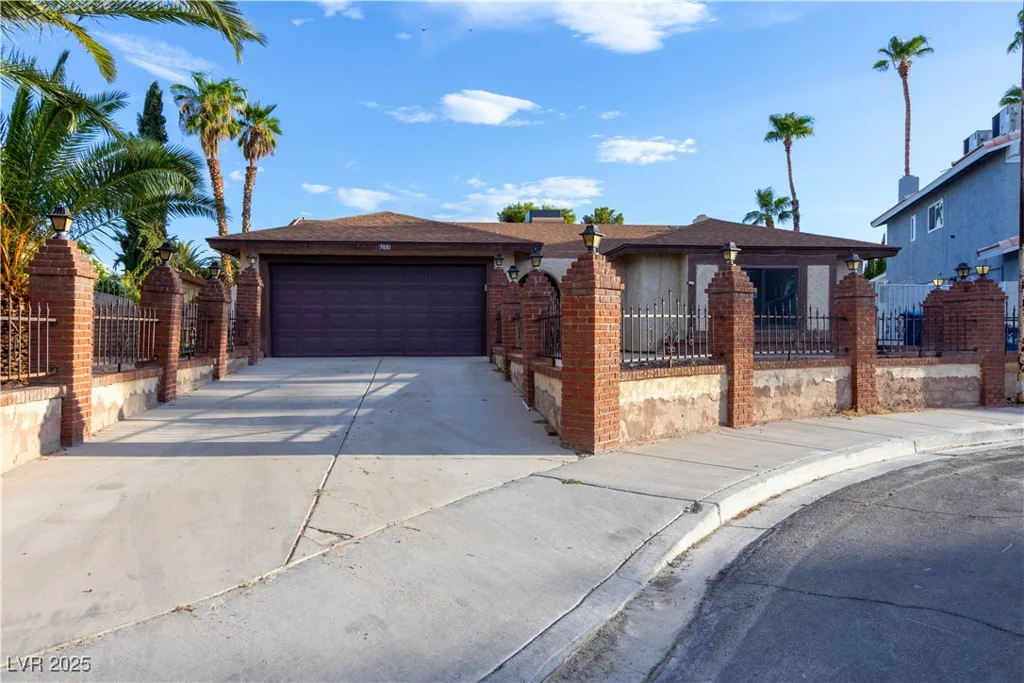 5881 Arandas, Las Vegas, NV 89103