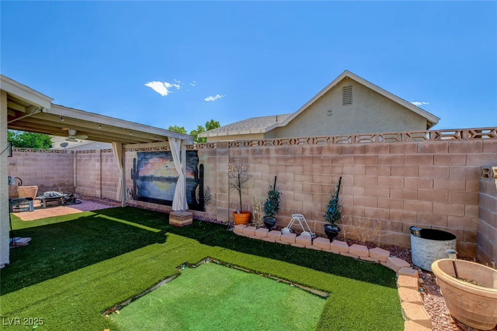 621 Jonathan Glen, Las Vegas, NV 89145