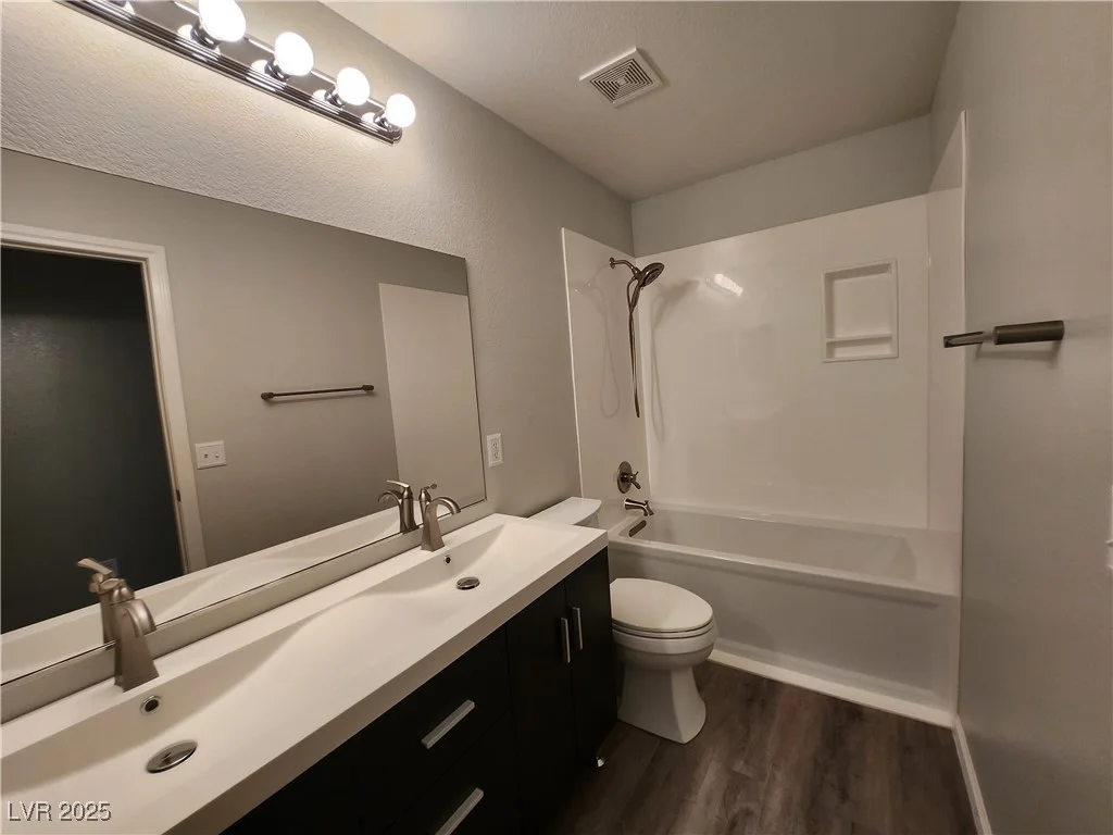 4913 Royal Lake, Las Vegas, NV 89131