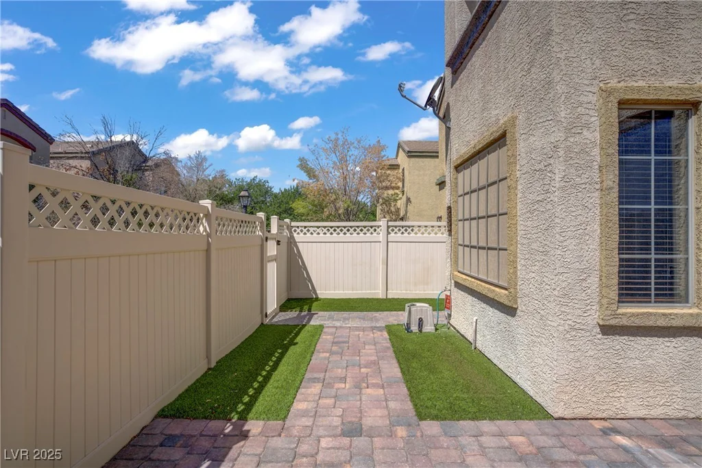 611 White Shark, North Las Vegas, NV 89084