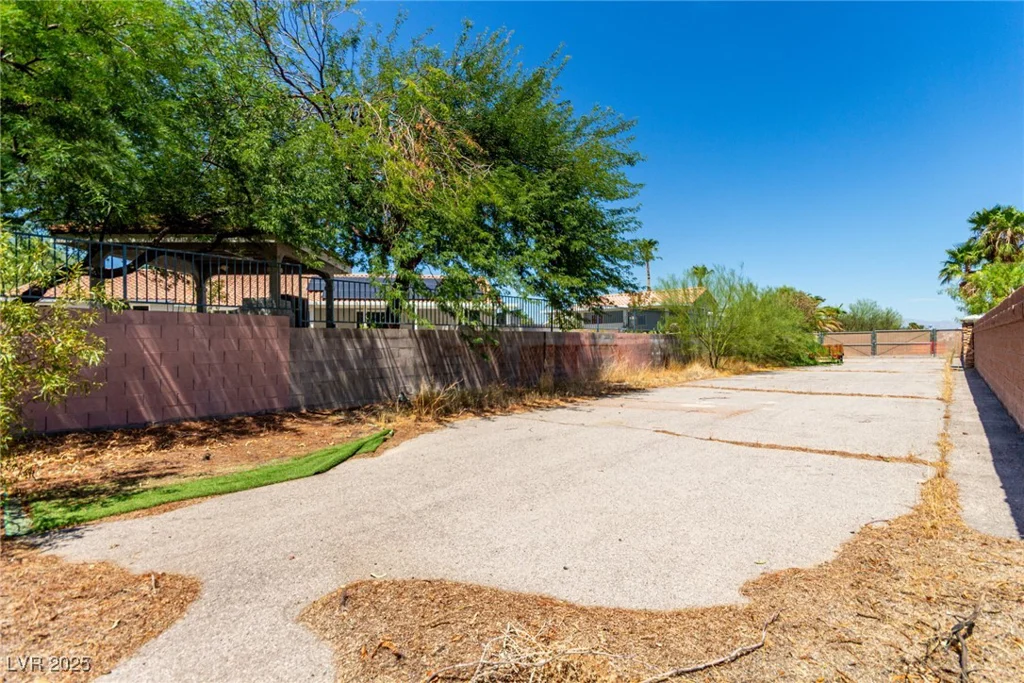485 Robindale, Las Vegas, NV 89123