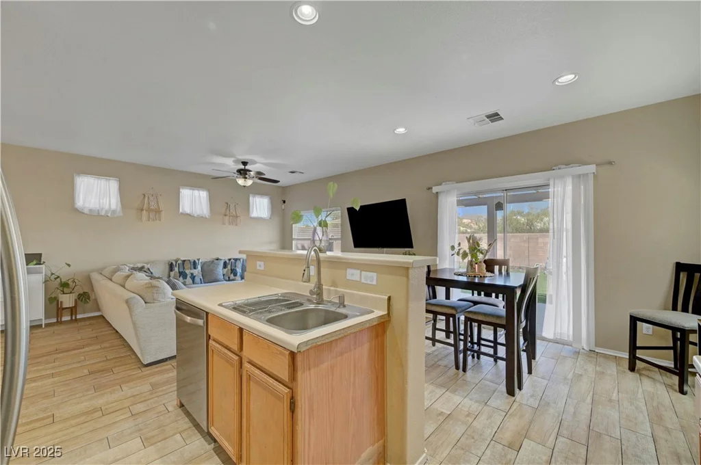 3824 Hollycroft, North Las Vegas, NV 89081