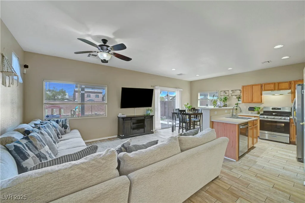 3824 Hollycroft, North Las Vegas, NV 89081