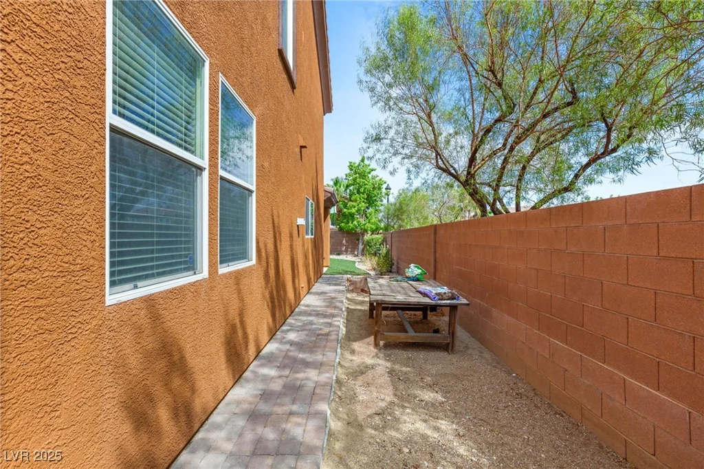586 Wealdston, Las Vegas, NV 89178