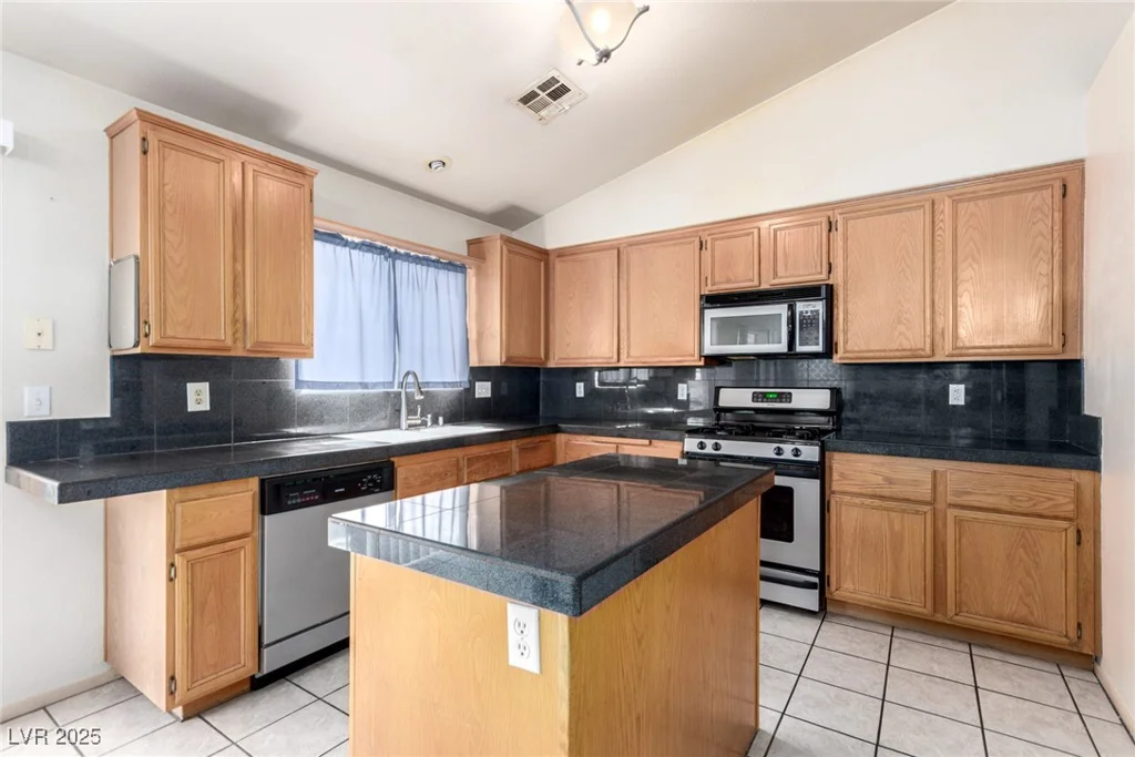 2904 Glen Aulin, Las Vegas, NV 89108
