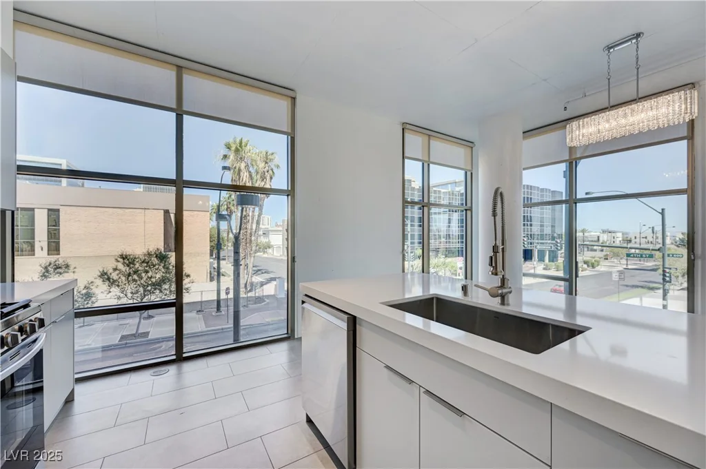 353 Bonneville, Las Vegas, NV 89101
