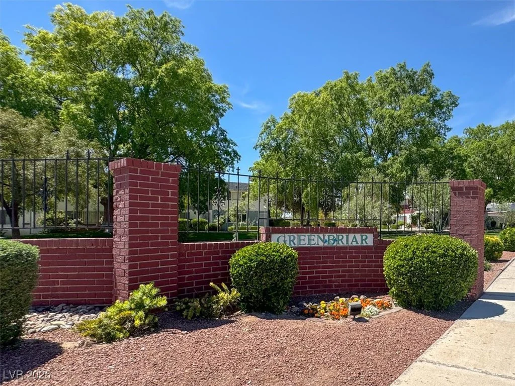421 Greenbriar Townhouse, Las Vegas, NV 89121