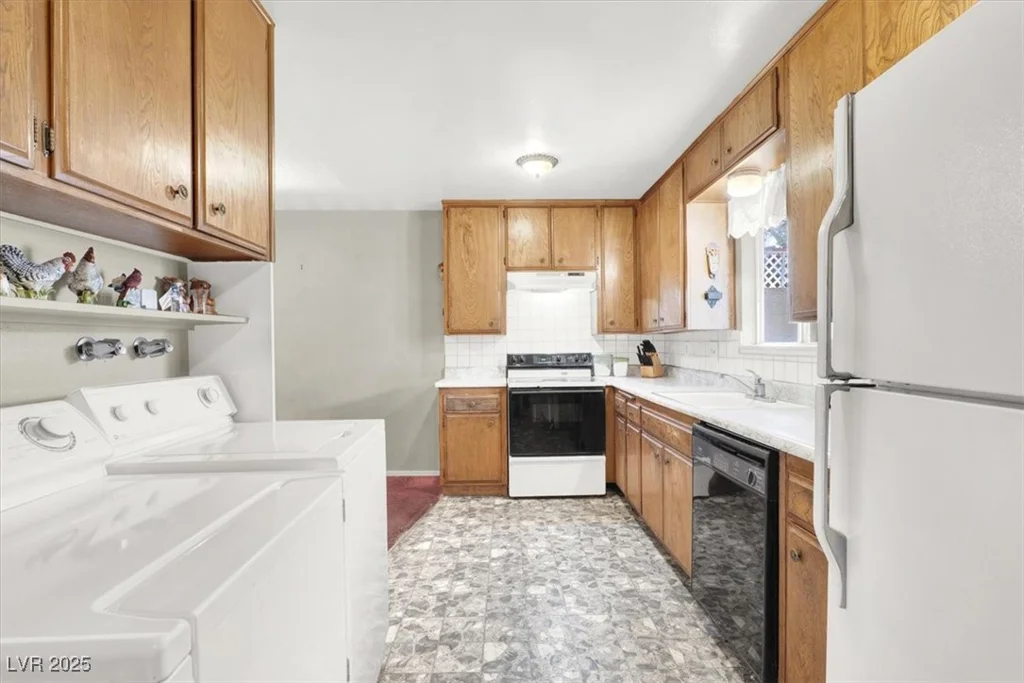 421 Greenbriar Townhouse, Las Vegas, NV 89121