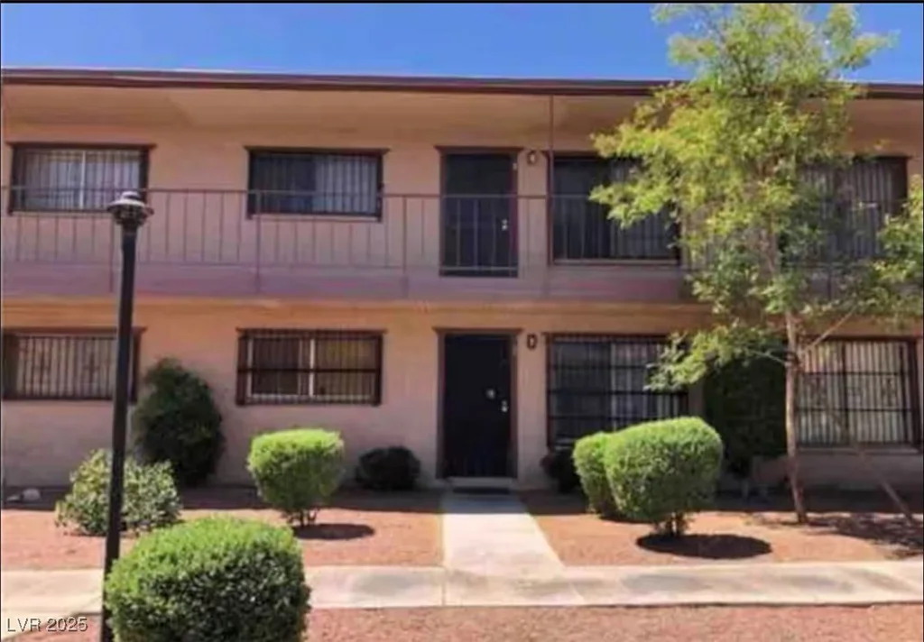 615 Royal Crest, Las Vegas, NV 89169