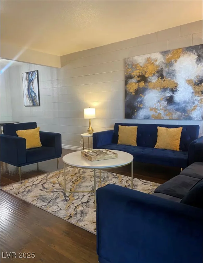 615 Royal Crest, Las Vegas, NV 89169