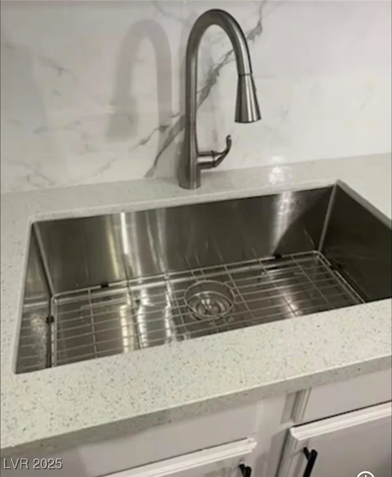 615 Royal Crest, Las Vegas, NV 89169