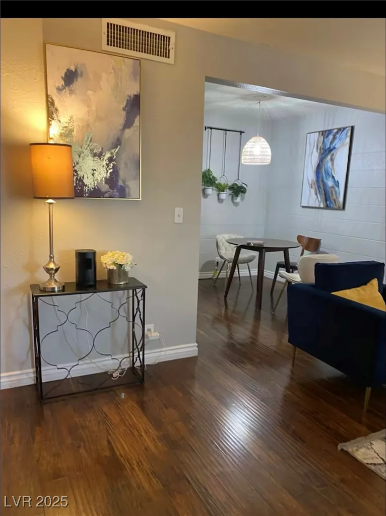 615 Royal Crest, Las Vegas, NV 89169
