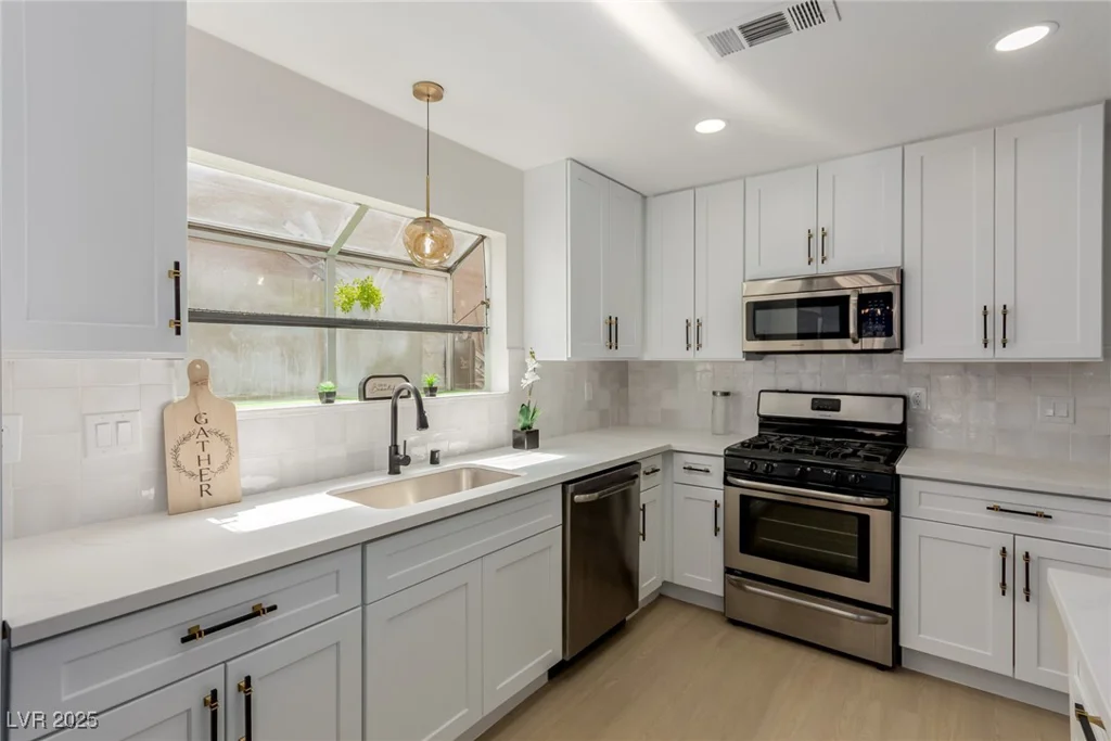 1017 Shifting Sands, Las Vegas, NV 89108