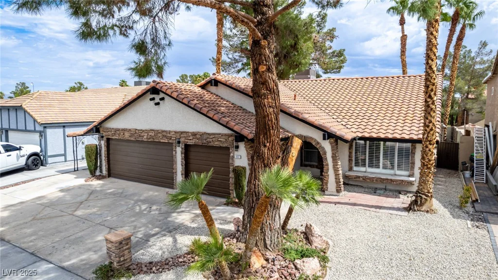 1017 Shifting Sands, Las Vegas, NV 89108