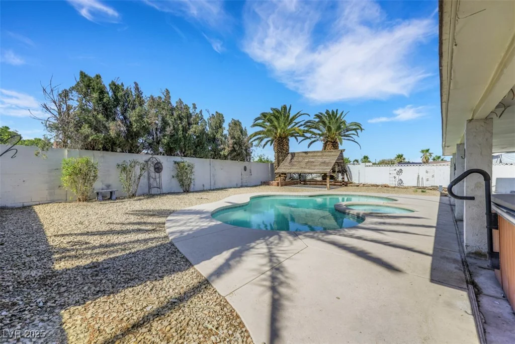 3746 Harmon, Las Vegas, NV 89121