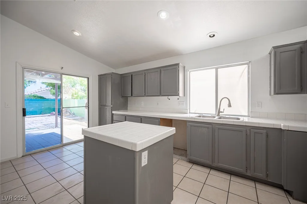9476 Lake Creek, Las Vegas, NV 89123