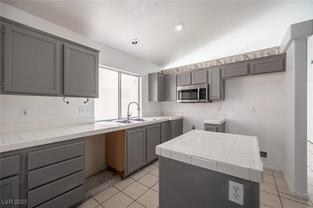 9476 Lake Creek, Las Vegas, NV 89123