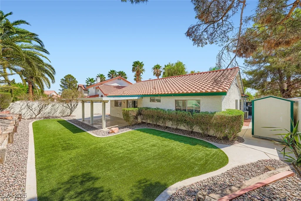 8305 Gresham, Las Vegas, NV 89123