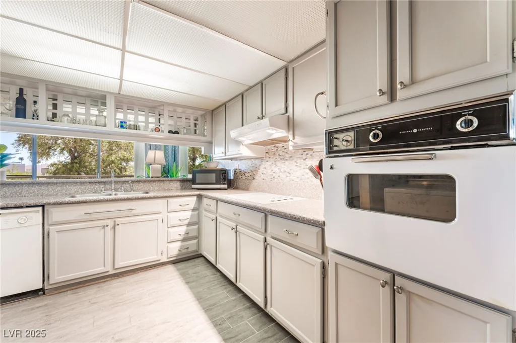 750 Royal Crest, Las Vegas, NV 89169