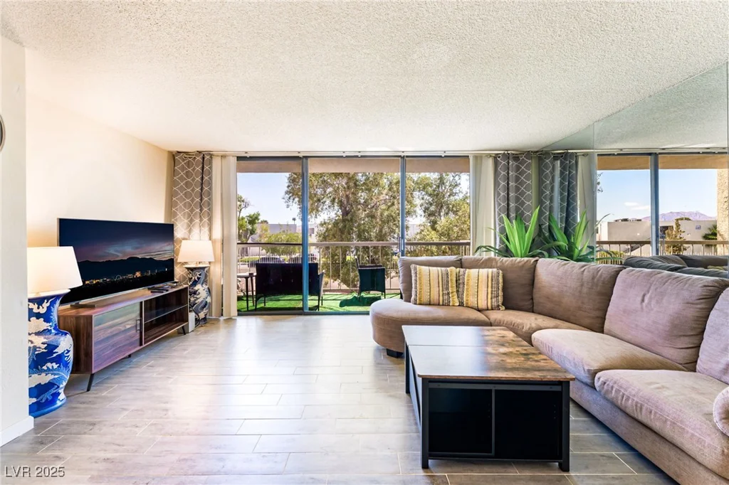 750 Royal Crest, Las Vegas, NV 89169