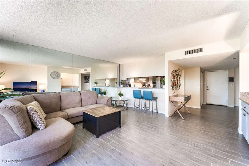750 Royal Crest, Las Vegas, NV 89169