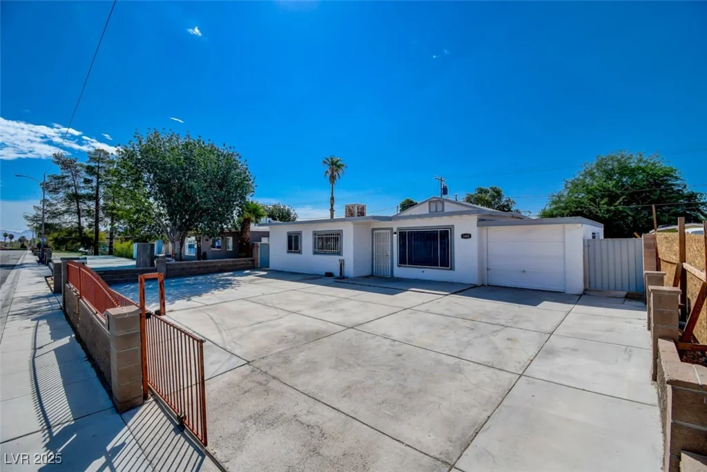 1405 Oakwood, North Las Vegas, NV 89030