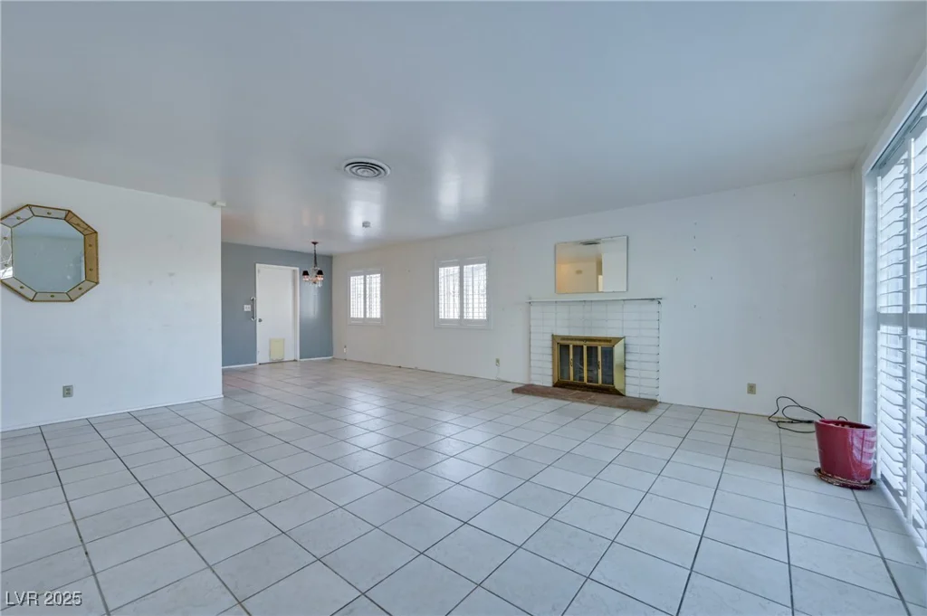 1200 Saylor, Las Vegas, NV 89108