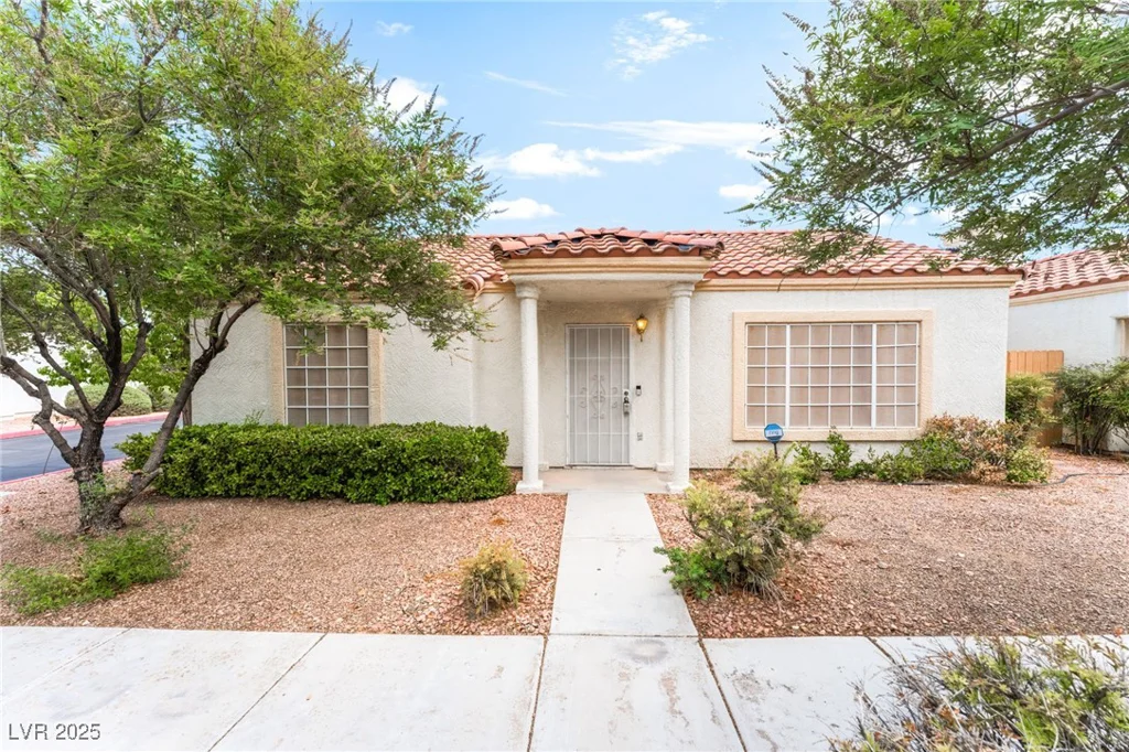 5401 Geneive, Las Vegas, NV 89108