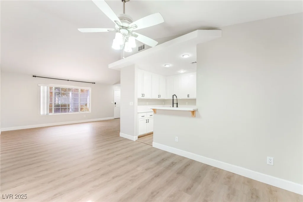 5401 Geneive, Las Vegas, NV 89108