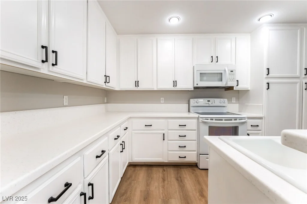 5401 Geneive, Las Vegas, NV 89108