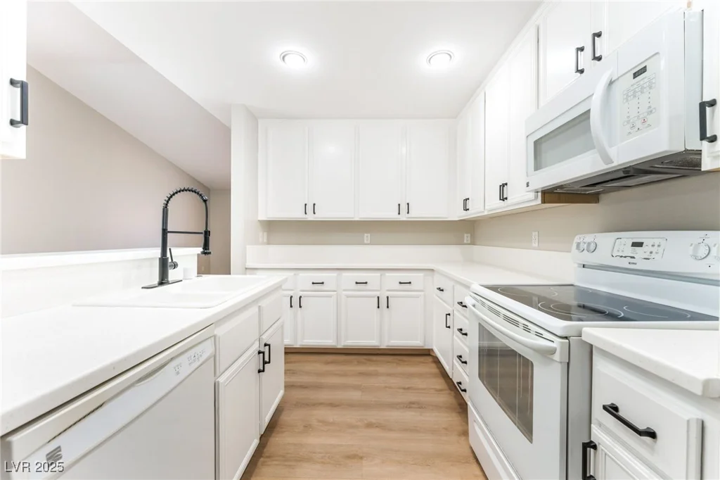 5401 Geneive, Las Vegas, NV 89108
