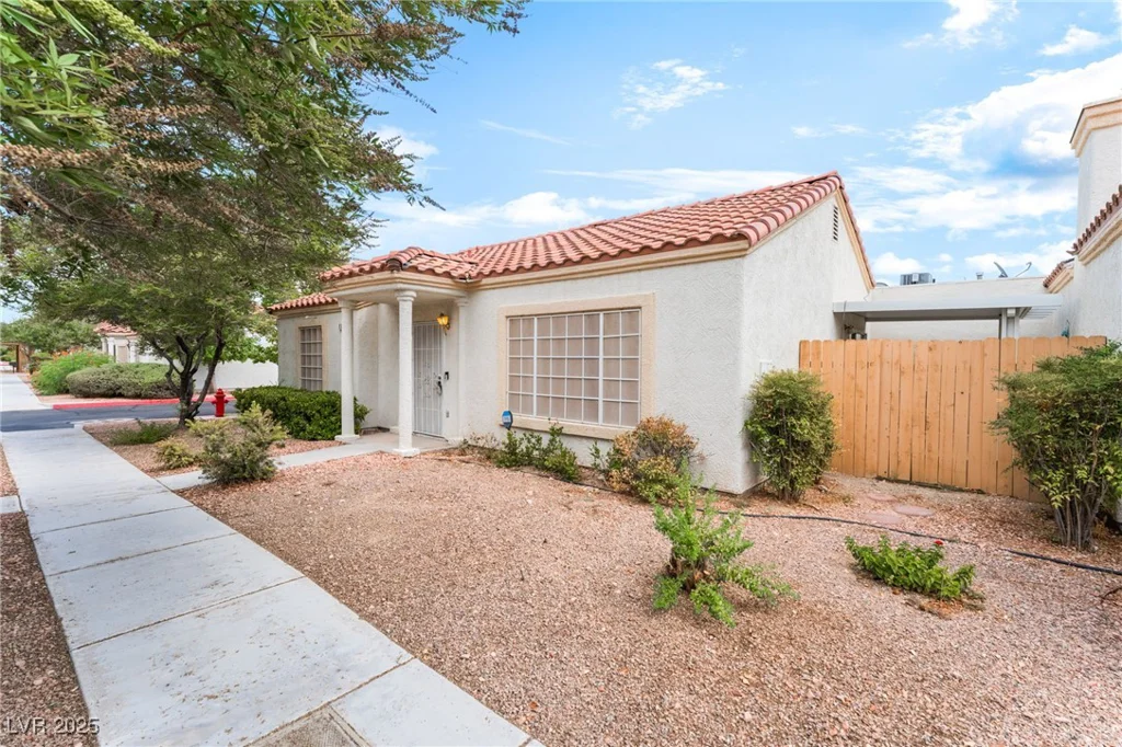 5401 Geneive, Las Vegas, NV 89108
