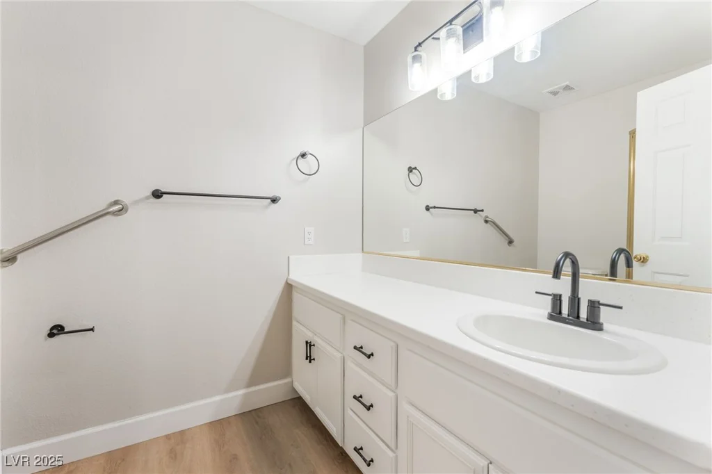 5401 Geneive, Las Vegas, NV 89108