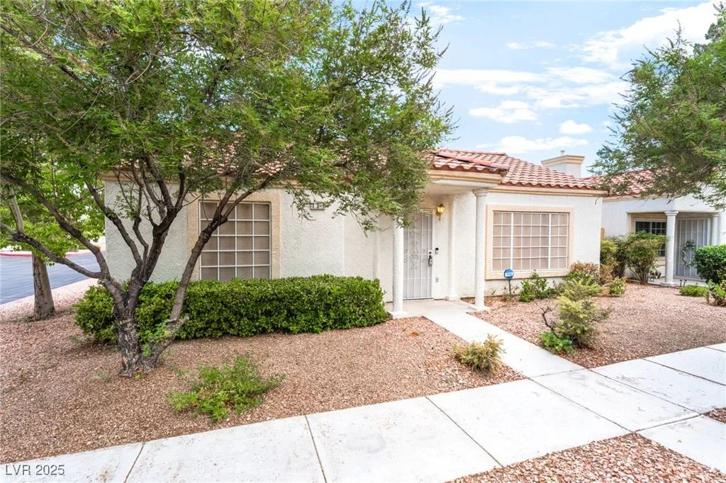 5401 Geneive, Las Vegas, NV 89108