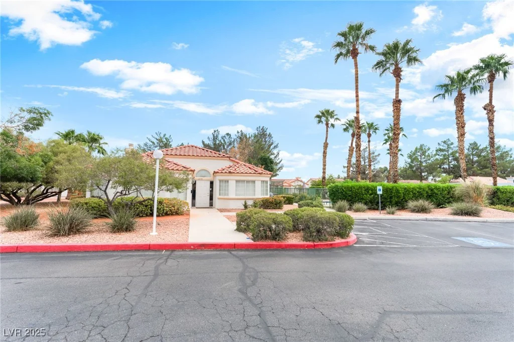 5401 Geneive, Las Vegas, NV 89108