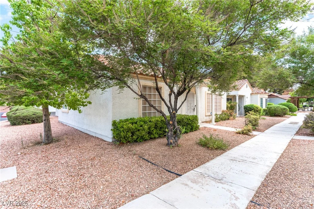 5401 Geneive, Las Vegas, NV 89108