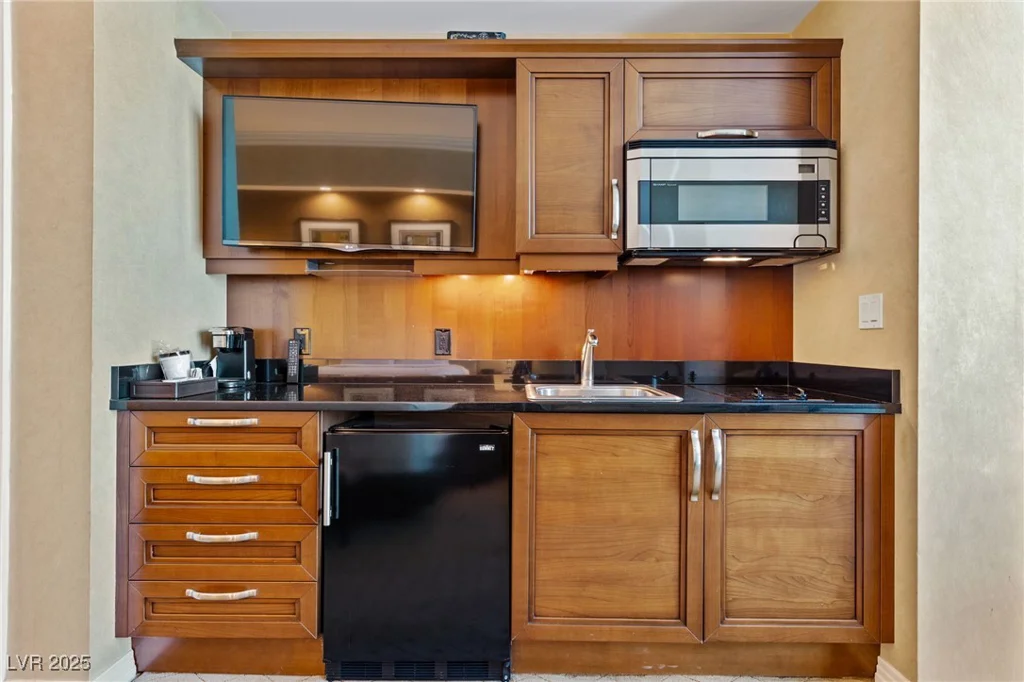 145 Harmon, Las Vegas, NV 89109