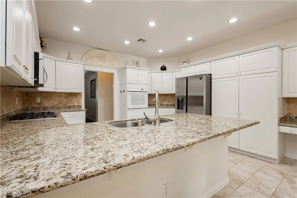 932 Rhyolite, Henderson, NV 89011