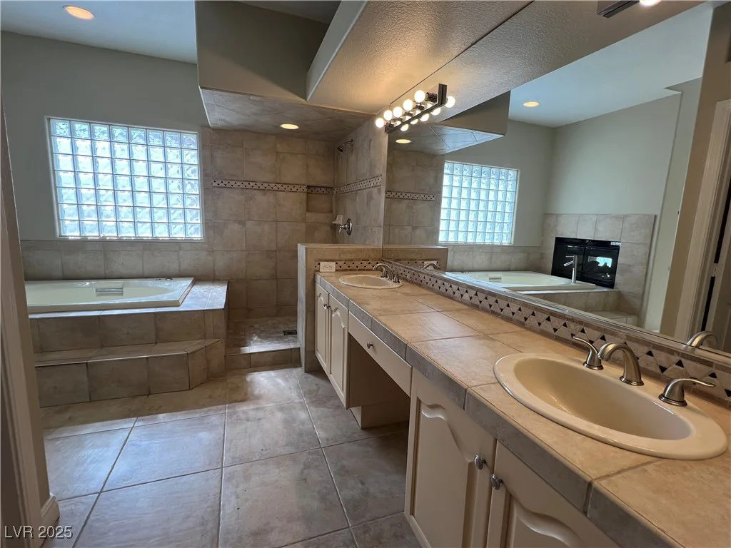 8113 Sunset Cove, Las Vegas, NV 89128