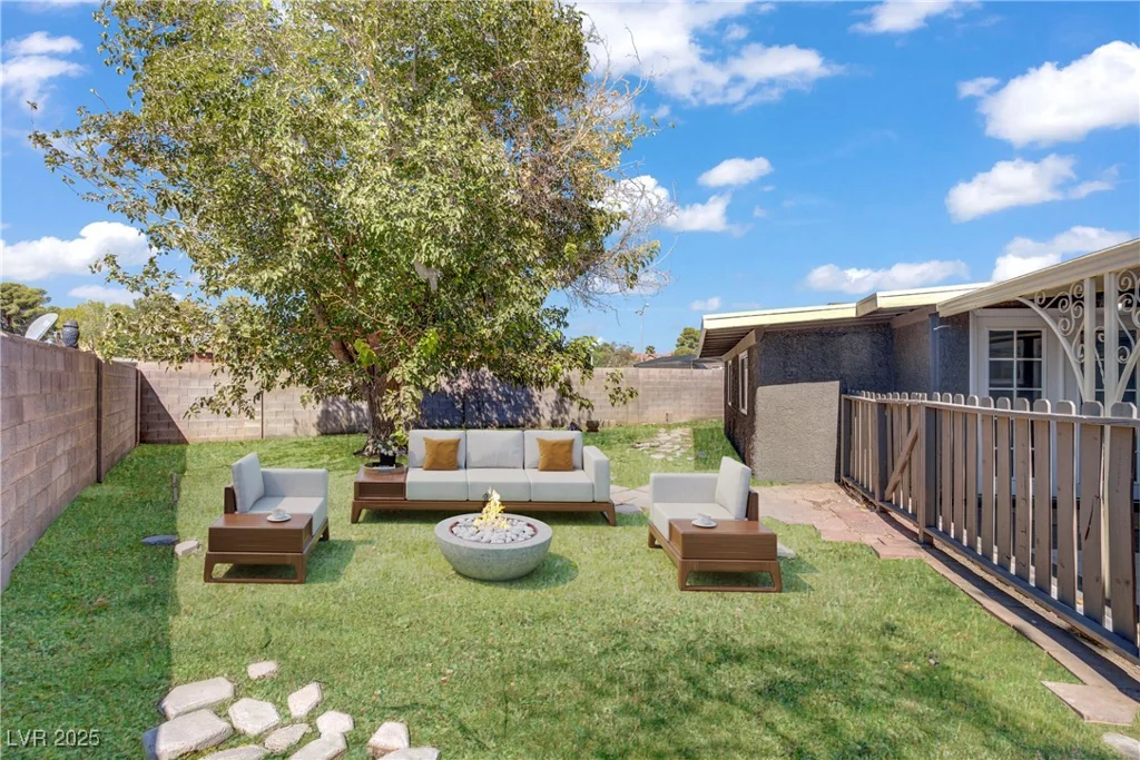 153 Sir Thomas, Las Vegas, NV 89110