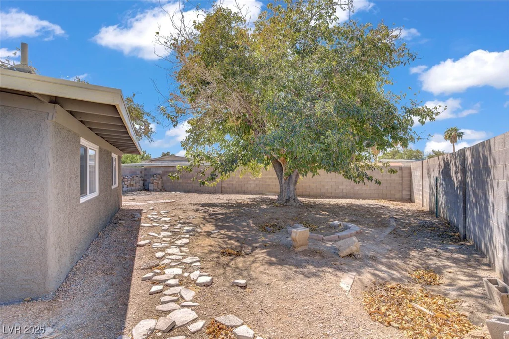 153 Sir Thomas, Las Vegas, NV 89110