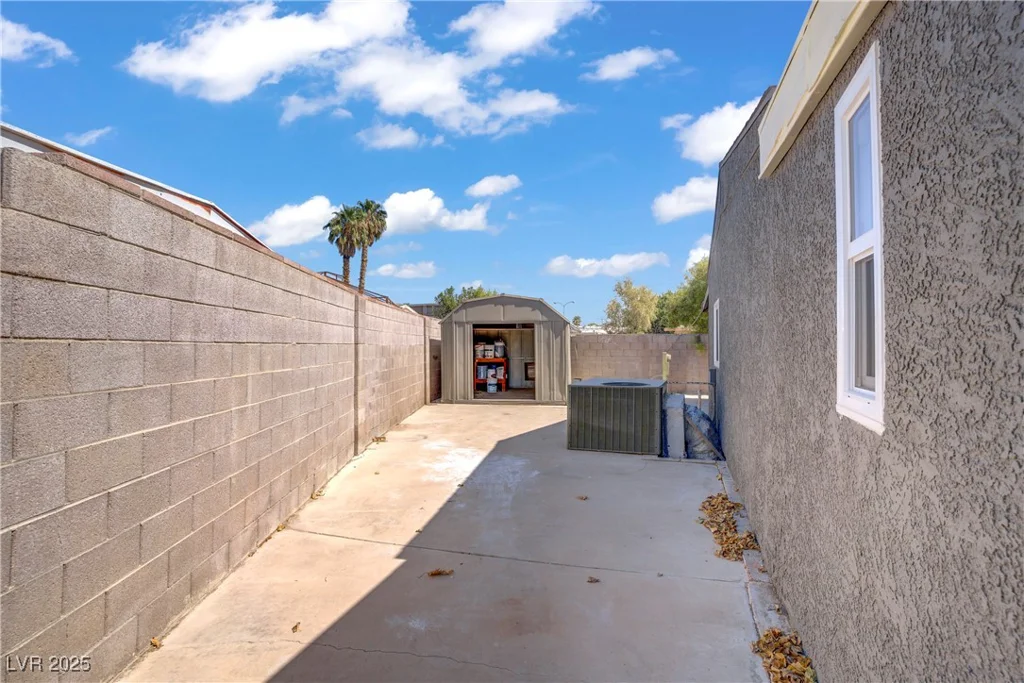 153 Sir Thomas, Las Vegas, NV 89110