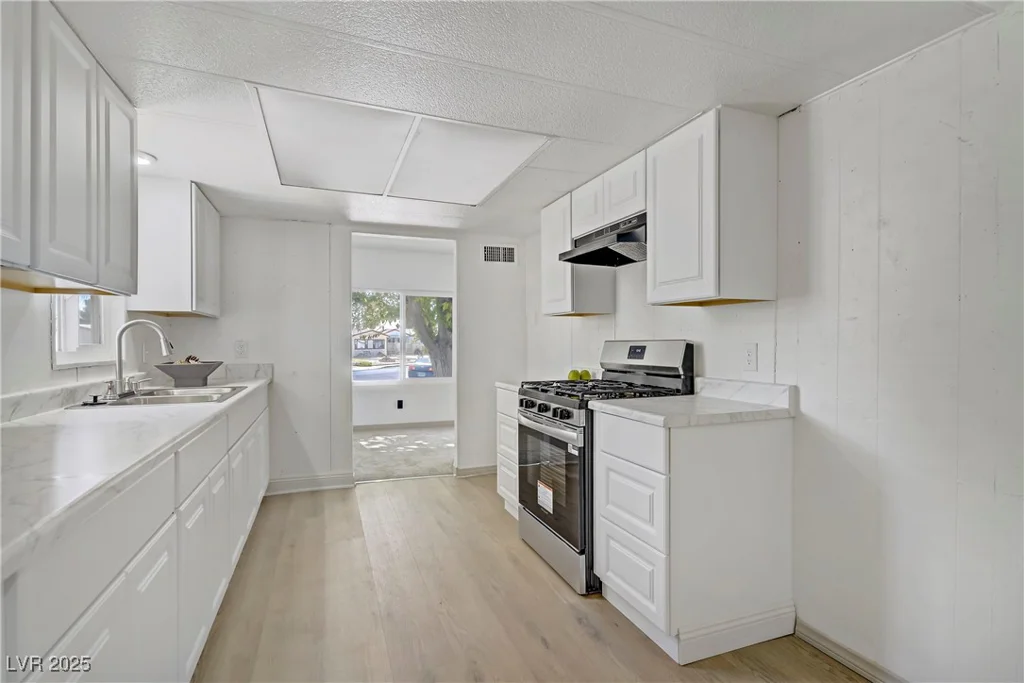 153 Sir Thomas, Las Vegas, NV 89110