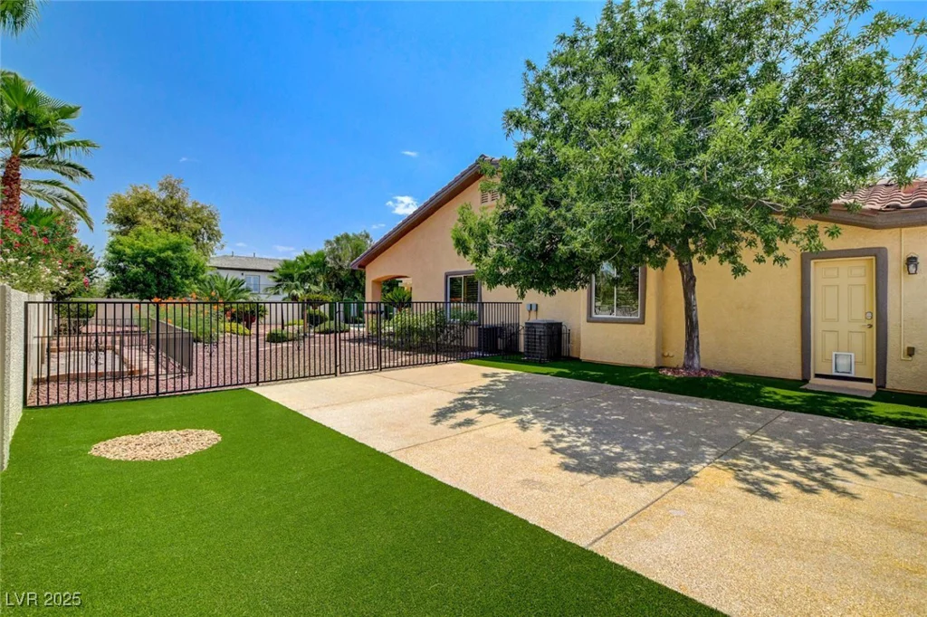 7504 Via Del Mar, Las Vegas, NV 89131