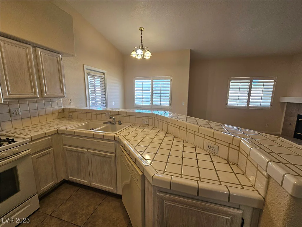 5225 Reno, Las Vegas, NV 89118