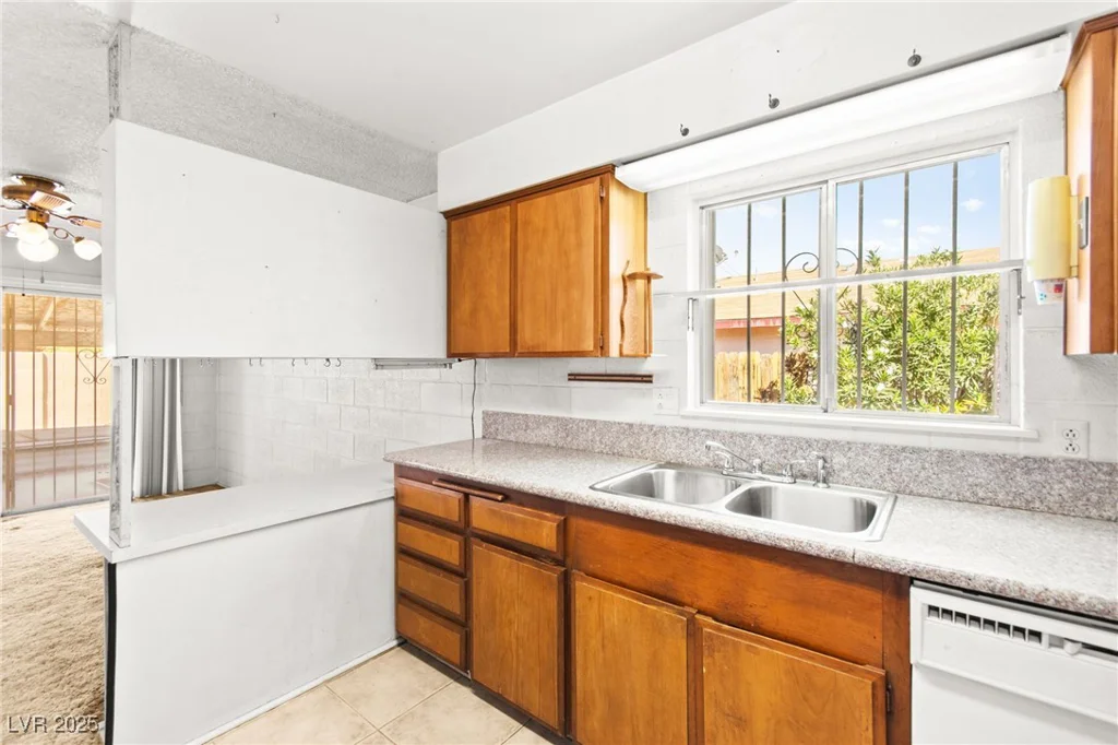 970 Laramore, Las Vegas, NV 89119
