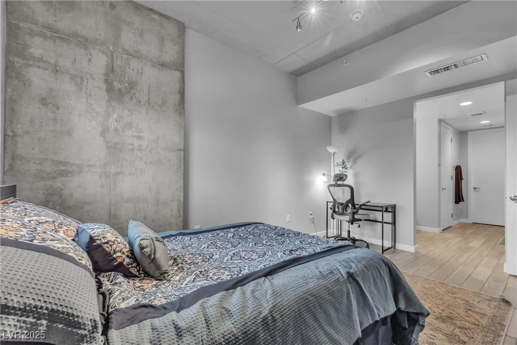 353 Bonneville, Las Vegas, NV 89101