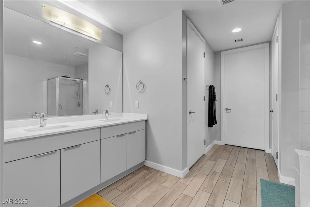 353 Bonneville, Las Vegas, NV 89101