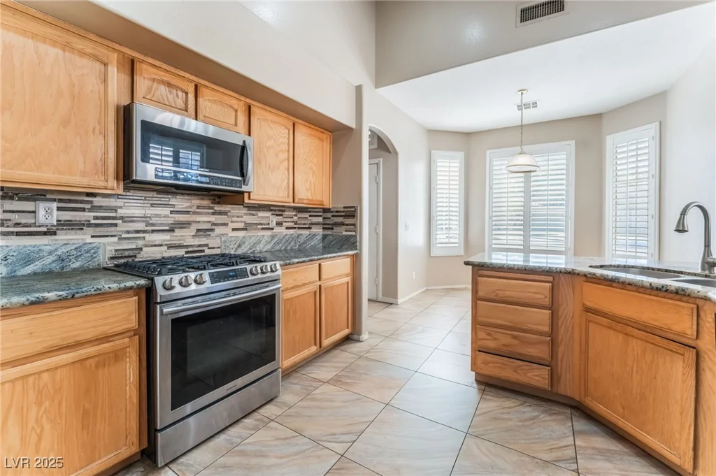 7908 Constantinople, Las Vegas, NV 89129